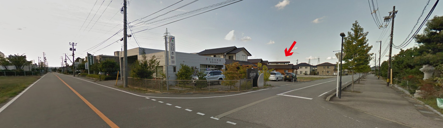 アクセス　北日本新聞興南販売店があるT字路からの外観